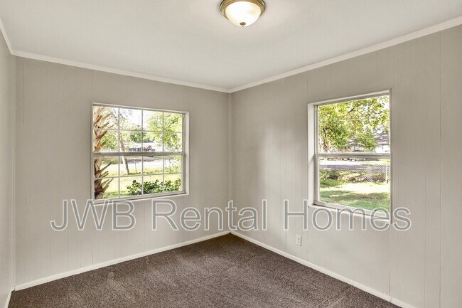 Building Photo - 6003 Commodore Dr