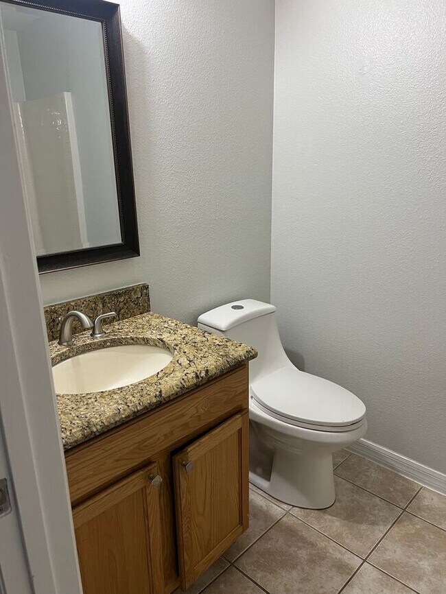 Building Photo - Updated Home in Poinciana