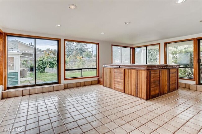 Building Photo - 1305 37th St SE