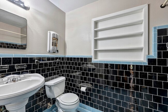 Building Photo - 1135 W 31st St