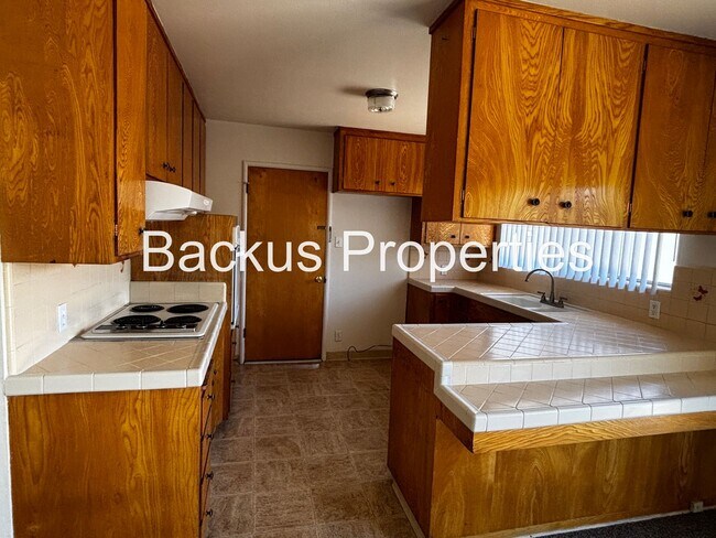 Building Photo - Wonderful three bedroom home in South Salinas