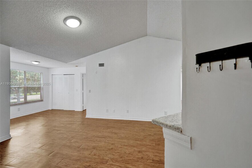 Building Photo - 417 Vista Isles Dr