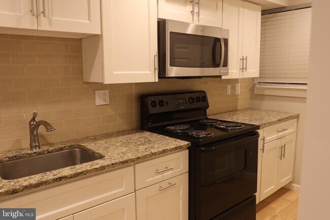 Building Photo - 13 Tulip Ct