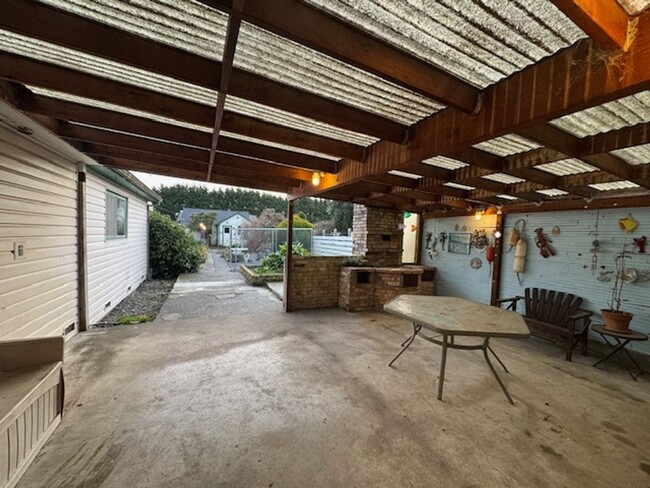 Building Photo - Spacious 3 bedroom, laundry, covered patio