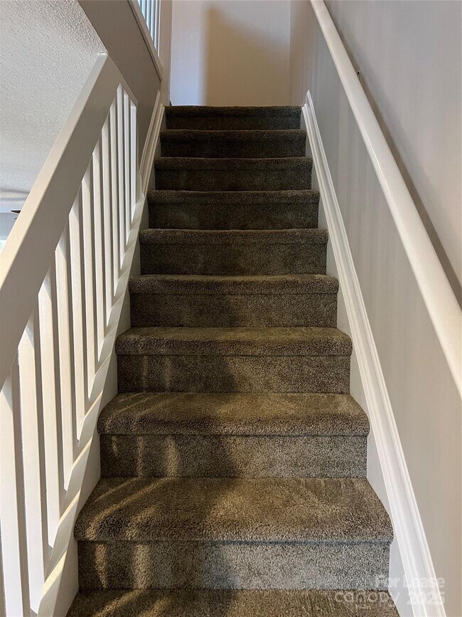 Building Photo - 6075 Cougar Ln