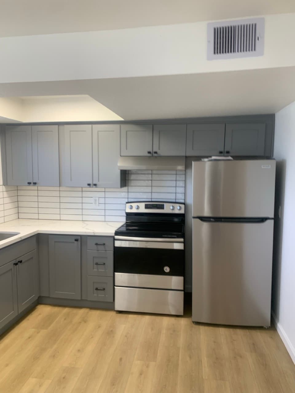 Kitchen Appliances & Cabinetry - 608 Virginia St