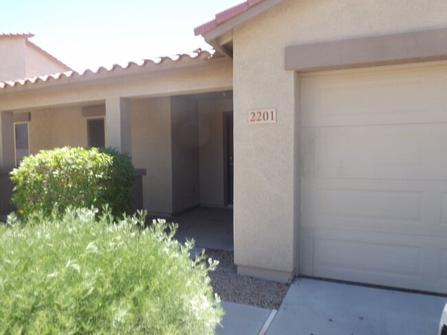 Building Photo - 2201 E Yuma Ave