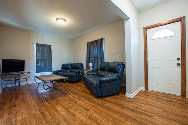 Building Photo - Cute 3 Bedroom / 1 Bath Home in Fremont!