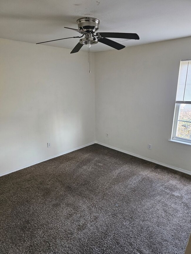 Building Photo - 2BD/1BA Duplex