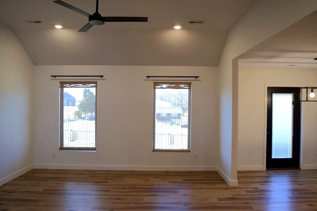 Building Photo - Modern 3 Bed 2 Bath House in Willow Falls!