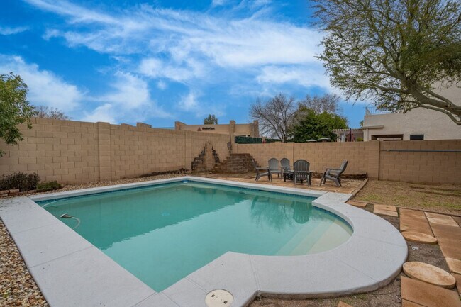 Building Photo - 13682 W Desert Flower Dr