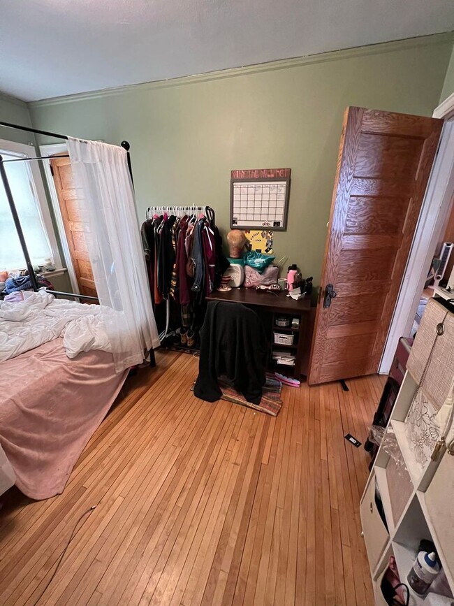 Building Photo - 908 E 4th St