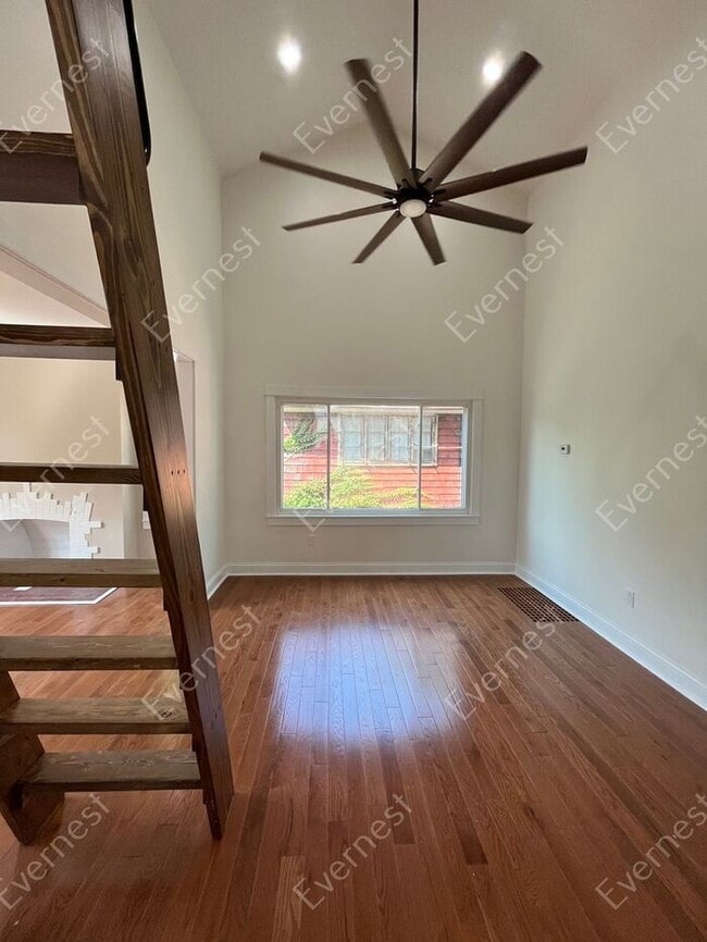 Building Photo - Charming 2-Bedroom Home with Modern Amenit...