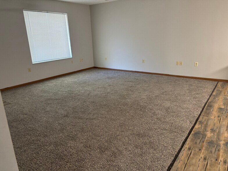 Building Photo - 4937 N River Rd