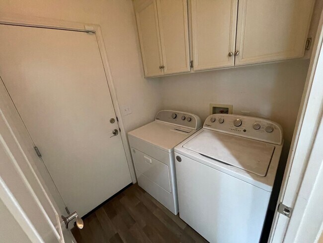 Building Photo - 3br/2ba Home on corner lot