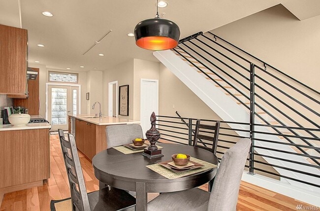 Building Photo - 3bd/2.25ba Issaquah Townhome