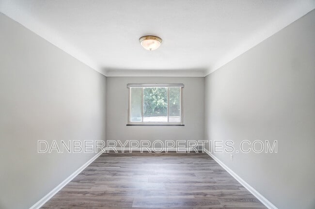 Building Photo - 1133 N Byrne Rd