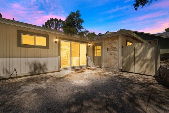 Building Photo - 18610 Jayhawk Dr