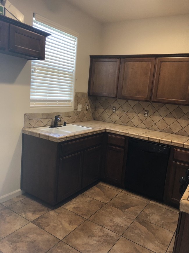 Building Photo - 4719 Ryzona Dr