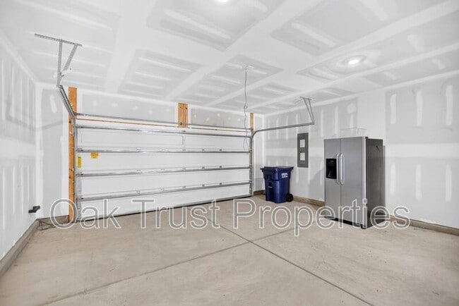 Building Photo - 147 Cloverleaf St