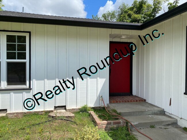 Building Photo - Beautiful Lincoln Village Home