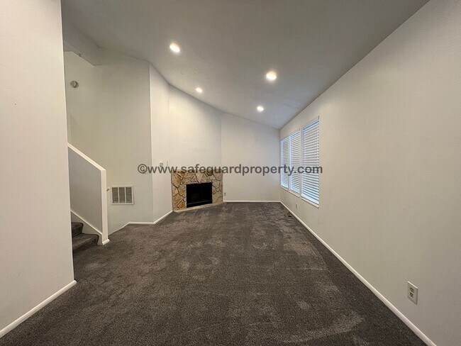 Building Photo - Charming 3-Bedroom Duplex w/ Garage & Shared Yard