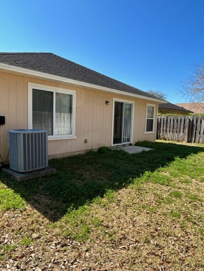 Building Photo - 950 Wynfield Cir