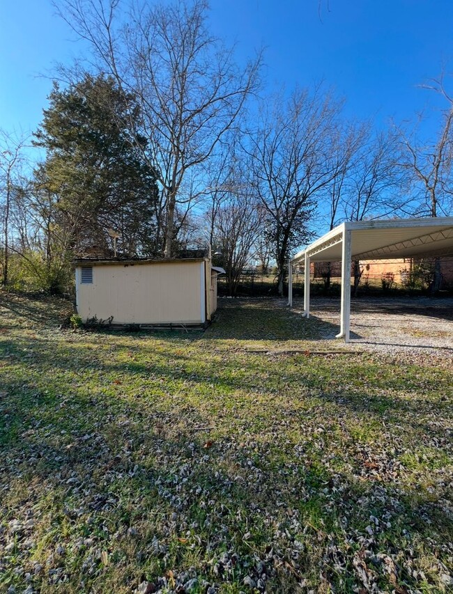 Building Photo - All Brick, 3 Bedroom Ranch in Hendersonvil...