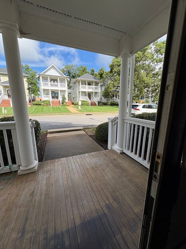 Building Photo - 3 Bedroom 2 Bath home  a few minutes from ...