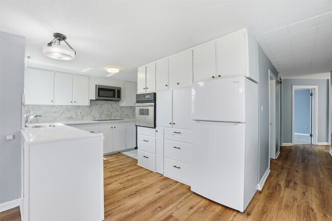 Building Photo - 7819 Bayside Dr