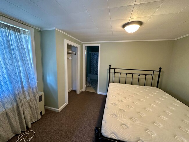 Building Photo - 27 Center St