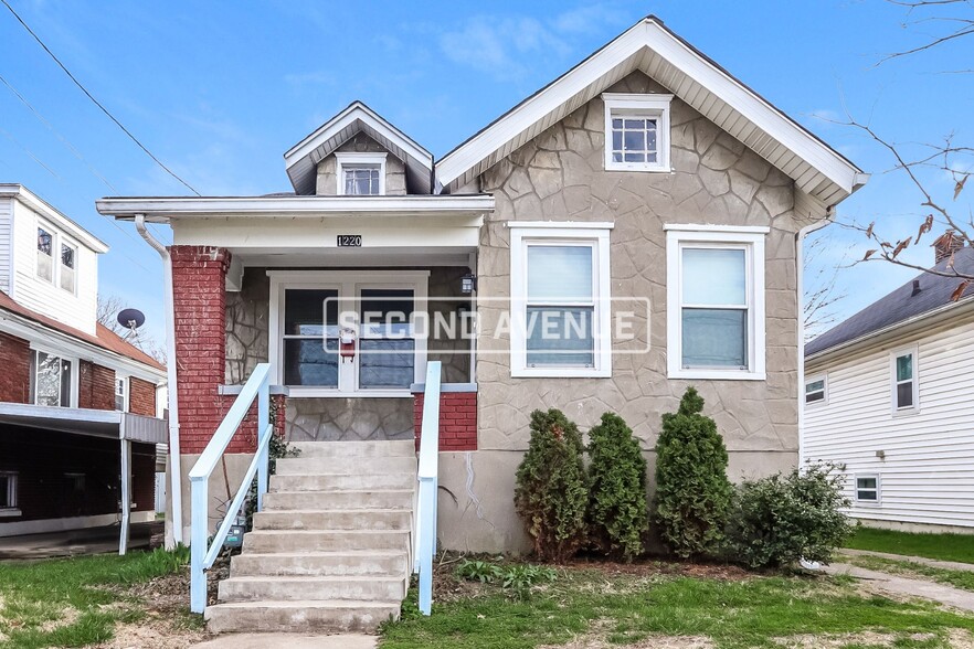 Primary Photo - 1220 Manitau Ave