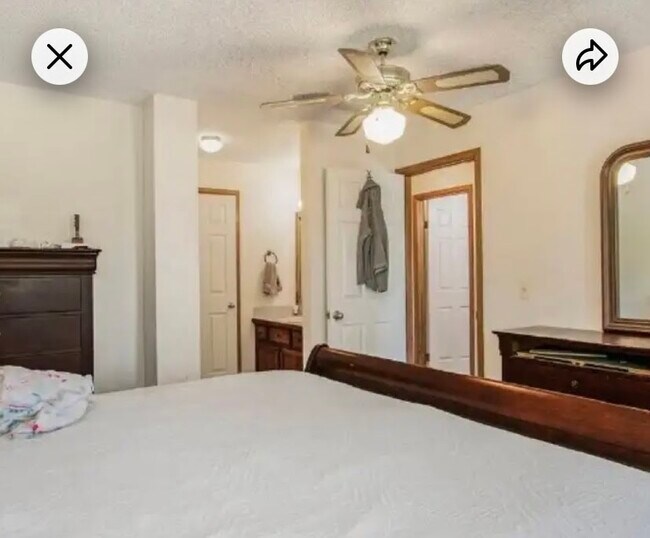 Master bedroom with ensuite 3/4 bath & walk-in closet - 1424 Front Nine Dr