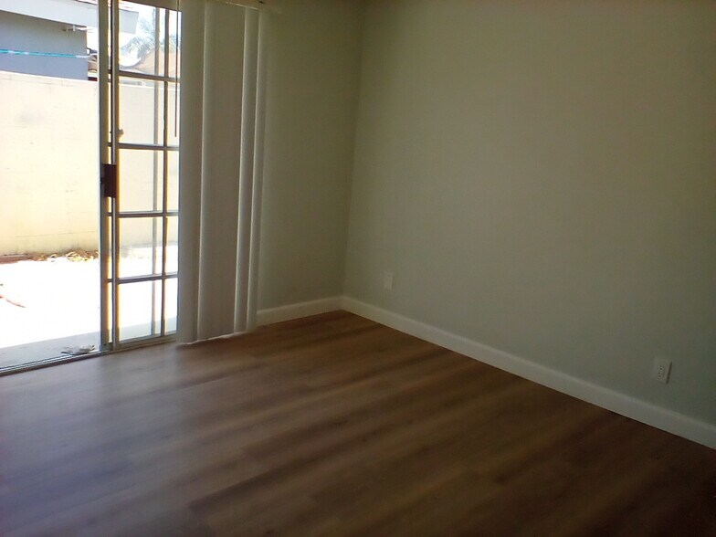 Master Bedroom with sliding door to patio area - 14008 Los Angeles St
