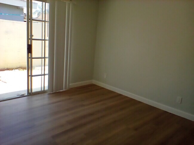 Master Bedroom with sliding door to patio area - 14008 Los Angeles St
