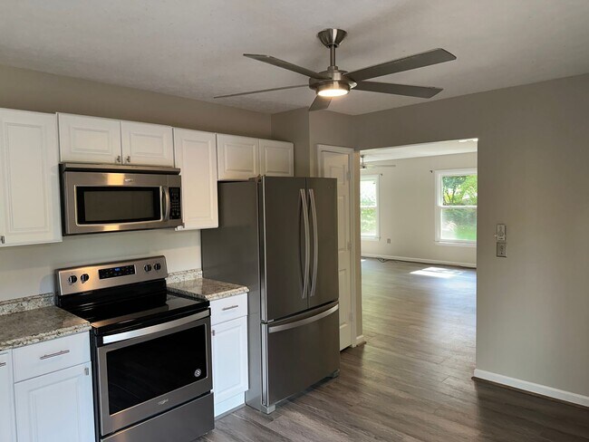 Building Photo - Updated 3 Bedroom 2.5 Bath Home on Hardwoo...