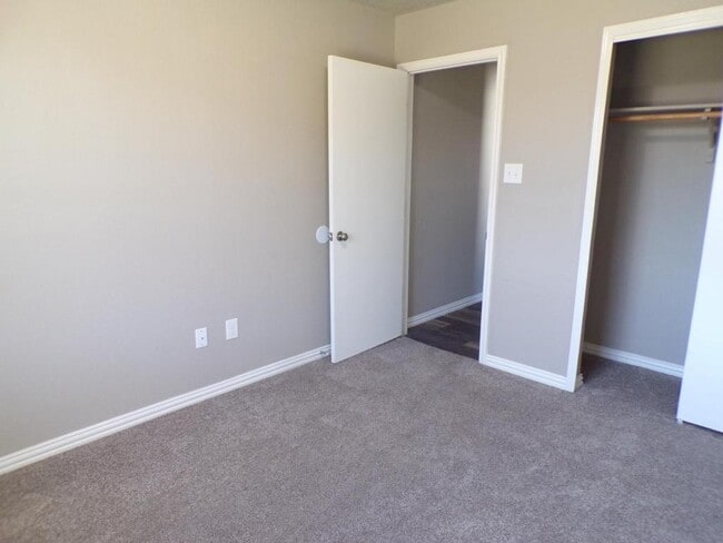 Building Photo - 5006 Parkwood Dr