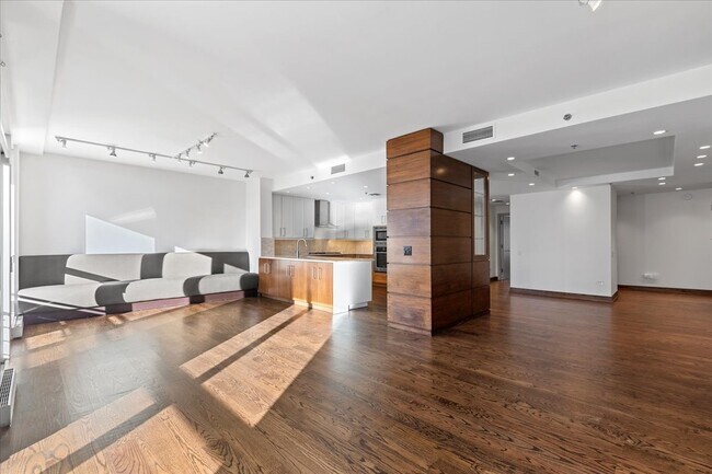 Building Photo - 250 E Pearson St