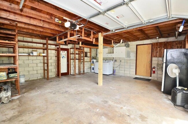 Building Photo - 505 Coconut Ave E