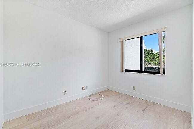 Building Photo - 398 Fern Dr