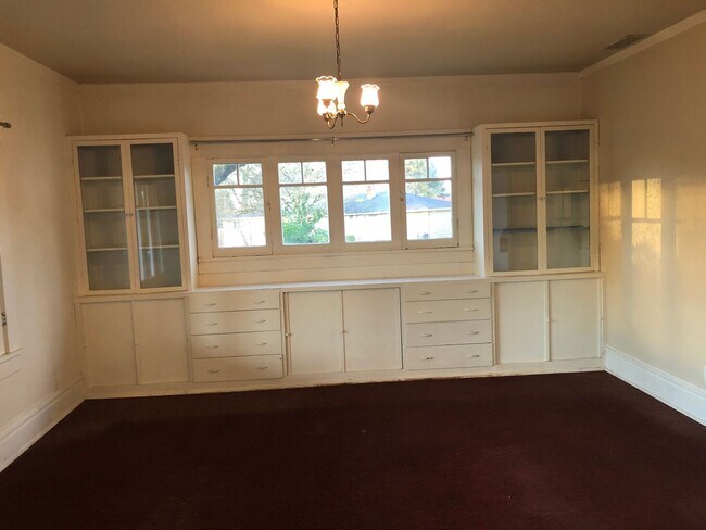 Building Photo - Large 4 bed/2 bath Farm House on River Rd.