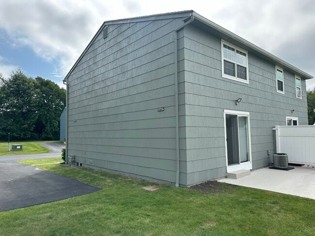 Building Photo - 72 Willowick Dr