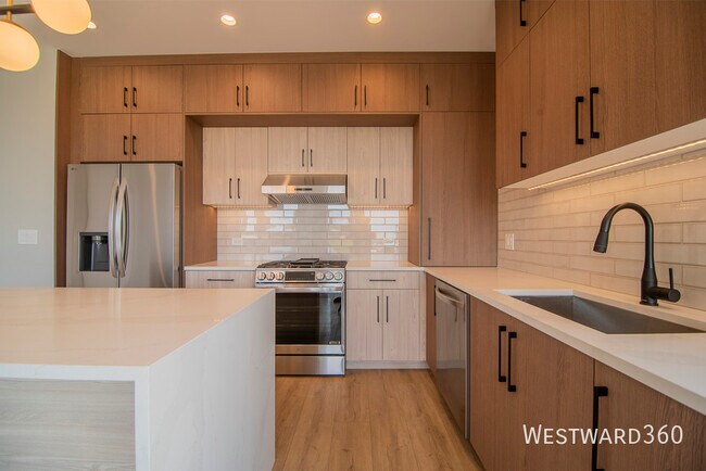 Building Photo - 2355 W Flournoy St