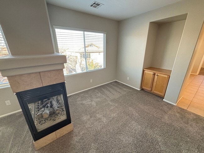 Building Photo - Gorgeous 6Bed/5Bath/4Car, 2-Story Home located in the Mountains Edge