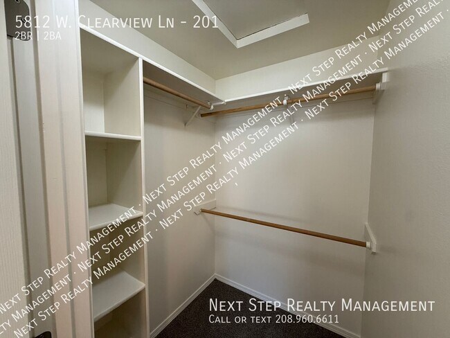 Building Photo - 5812 W Clearview Ln