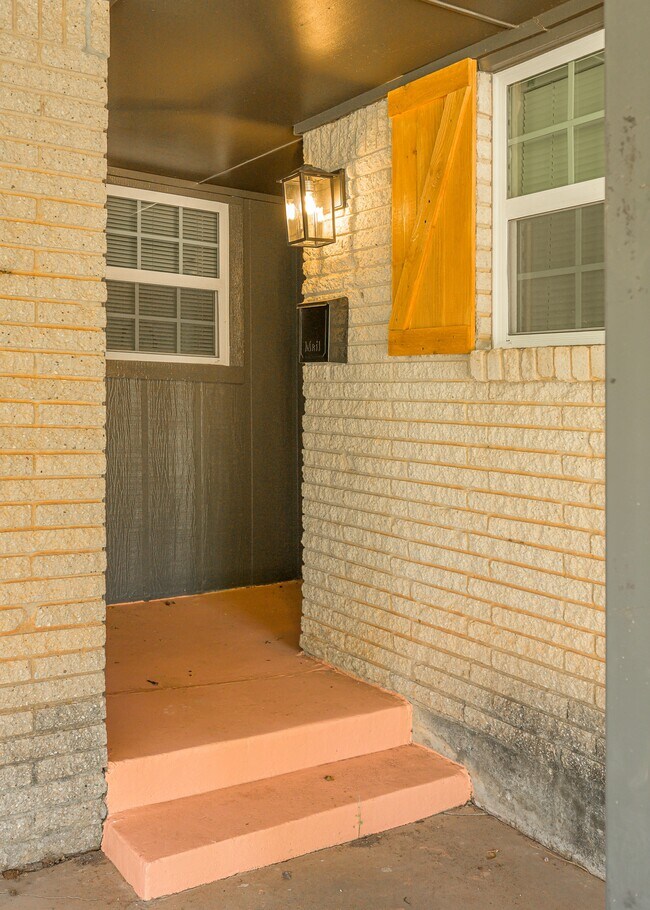 Building Photo - 2525 SE 47th St