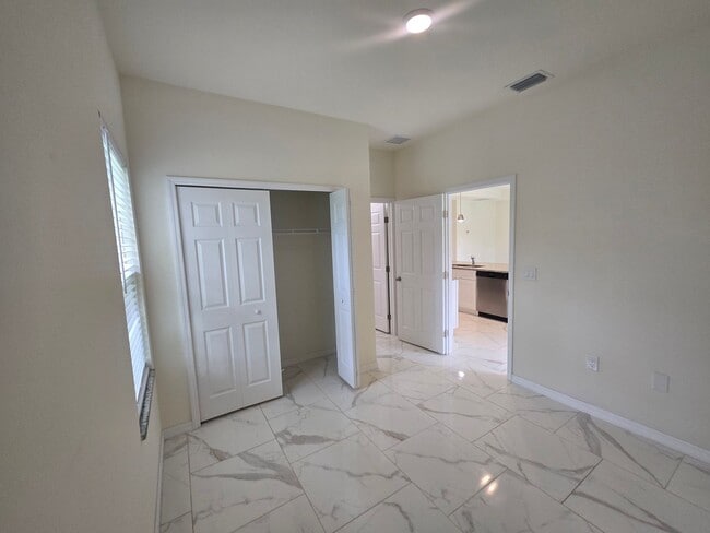 Building Photo - Large 4 Bed 3 Bath with 2 Car Garage-LEHIG...