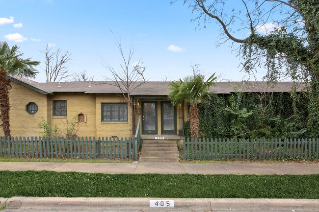 Building Photo - 405 N Praire