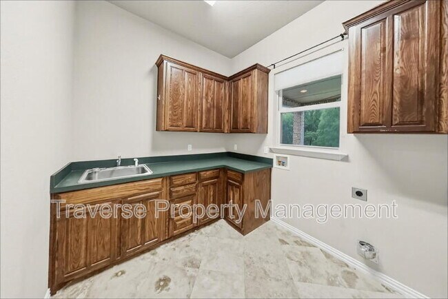 Building Photo - 129 Acorn Ln