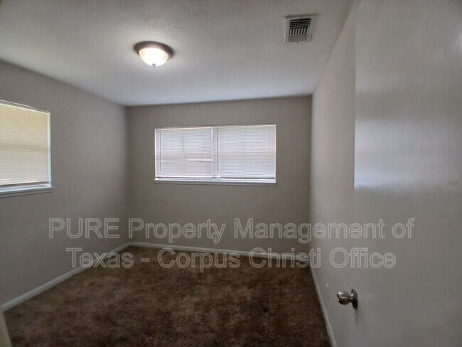 Building Photo - 4713 S Shea Pkwy